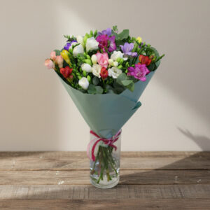 Bukiet frezji z eukaliptusem - Kwiaciarnia KWIATOSTACJA Kraków