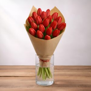 Bukiet czerwonych tulipanów - w kryzie z szarego florystycznego papieru