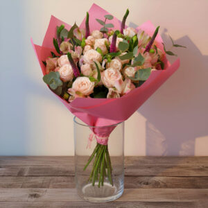 Bukiet koktajlowy z róż i alstroemerii "Miłe spotkanie" -kompozycja w ciepłych, pastelowych barwach w różowej kryzie florystycznej.