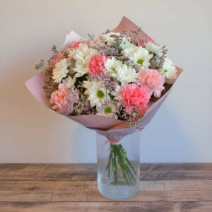 Bukiet koktajlowy z margaretkami i goździkami "Przyjazne spojrzenie" - pastelowa kompozycja w ciepłych biało różowych barwach z dodatkiem zatrwianu w jasnoróżowej kryzie.