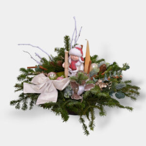 Stroik na naturalnej jodle w białej tonacji z figurką skrzata - Kwiaciarnia Kwiatostacja Kraków