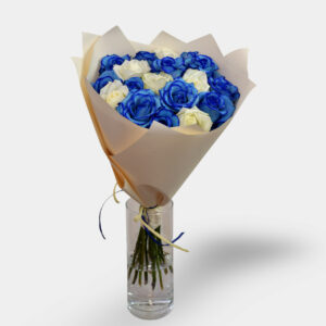 Bukiet niebieskich i białych róż "Pogodny dzień" - Kwiaciarnia KWIATOSTACJA Kraków