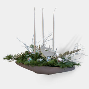 Stroik na Boże Narodzenie z trzema świecami i reniferem - Kwiaciarnia KWIATOSTACJA Kraków