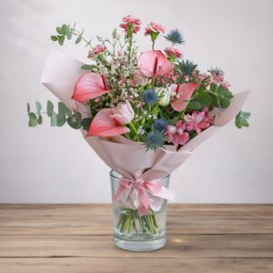 Bukiet koktajlowy "Różowy akcent" - kompozycja z anturium, goździków, alstromerii i dodatków florystycznych