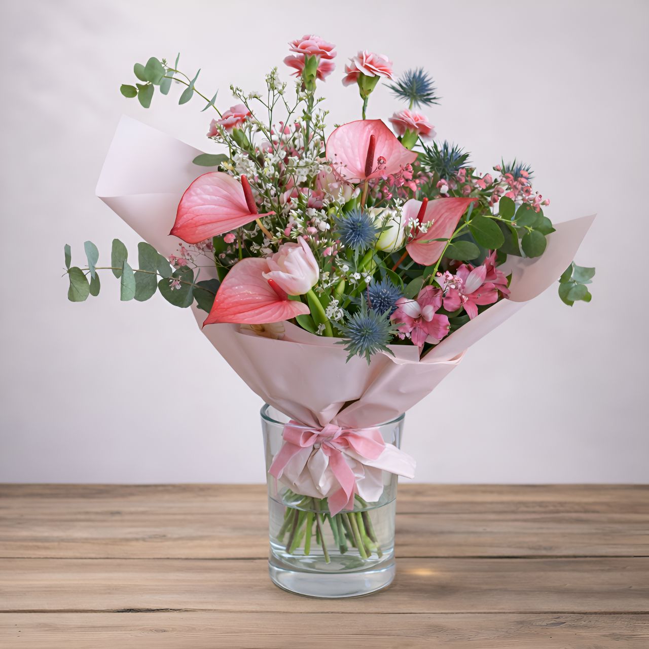 Bukiet koktajlowy „Różowy Akcent” 1 Bukiet koktajlowy "Różowy akcent" - kompozycja z anturium, goździków, alstromerii i dodatków florystycznych