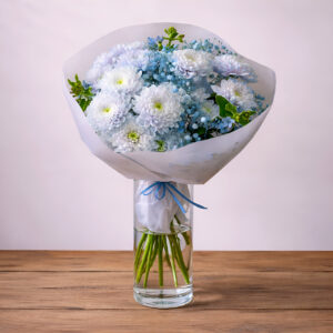 Bukiet z farbowanych na błękitny kolor kwiatów koreanek i gipsówki z dodatkiem drobnych niebieskich kwiatków