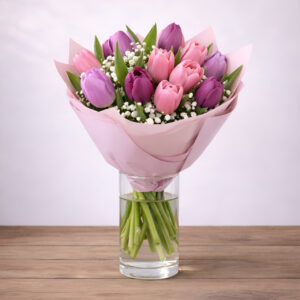Kwiaty z dostawą Kraków 4 Bukiet tulipanów „Spokój Wieczoru” - kompozycja z różowych i fioletowych tulipanów z dodatkiem gipsówki w kryzie florystycznej