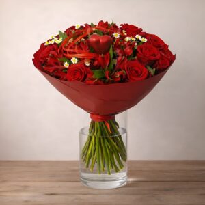 Bukiet walentynkowy "Moment tylko dla nas" - kompozycja z czerwonych róż, alstromerii oraz rumianków w czerwonej kryzie.