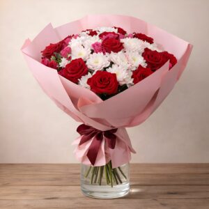 Bukiet walentynkowy "Z myślą o Tobie" - kompozycja z czerwonych róż i różowych koreanek w papierze florystycznym.