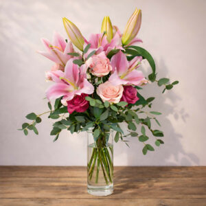 Bukiet z różowych lilii i róż - kompozycja idealna na prezent lub do dekoracji wnętrza.