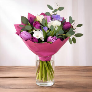 Bukiet z tulipanów i frezji "W dobrym tonie" - kompozycja na każda okazję - tulipany i frezje z dodatkiem eukaliptusa w kryzie florystycznej koloru różowego.