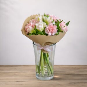 Bukiet z tulipanów i goździków "Słodka chwila" - kompozycja z pastelowych kwiatów w papierowej kryzie florystycznej