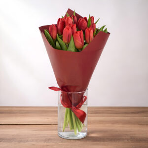 Czerwone tulipany klasycznie - kompozycja czerwonych tulipanów w czerwonej kryzie przewiązana czerwoną wstązką