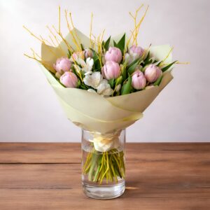 Bukiet tulipanów i alstromerii w delikatnych pastelowych barwach z żółtymi gałązkami w kryzie florystycznej