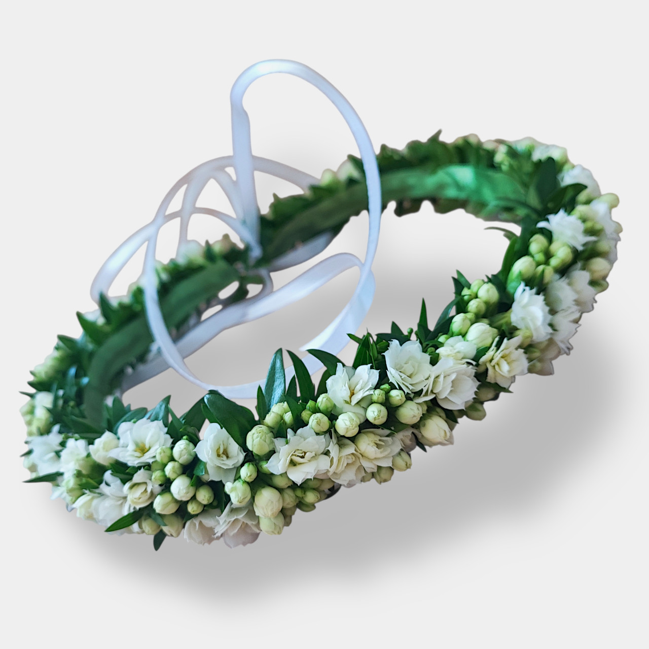 Wianek komunijny z żywych kwiatów kalanchoe na mircie. 1 Wianek z żywych kwiatów kalanchoe na mircie. Z tyłu węższy, delikatnie rozszerzający się ku przodowi..